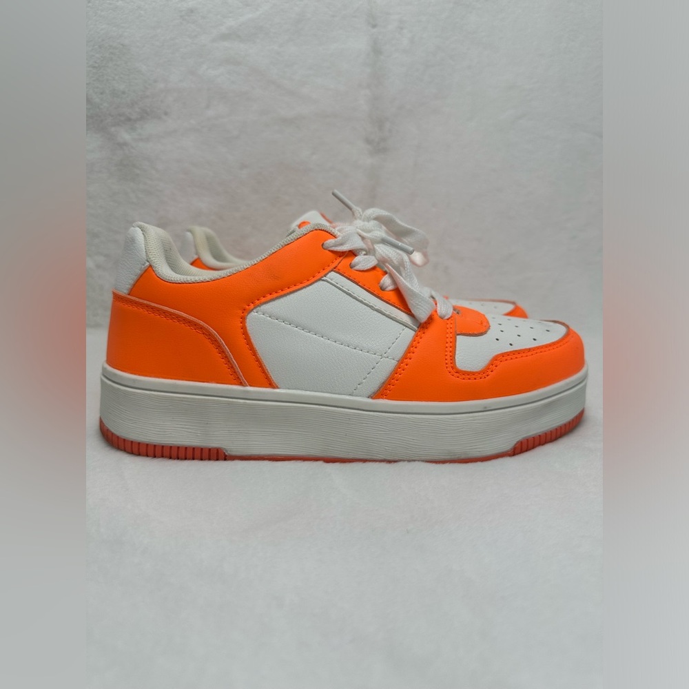 FASHION NOVA SNEAKERS - SIZE 7 WOMENS